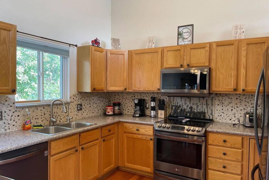 2 Master Suites/3 King Beds/4 Bath/Mins To Airport Colorado Springs Bagian luar foto